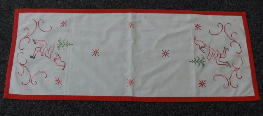 2ST HANDBRODERADE ÄLDRE JUL-LÖPARE 84CM X36CM --30X81 CM FINT SKICK