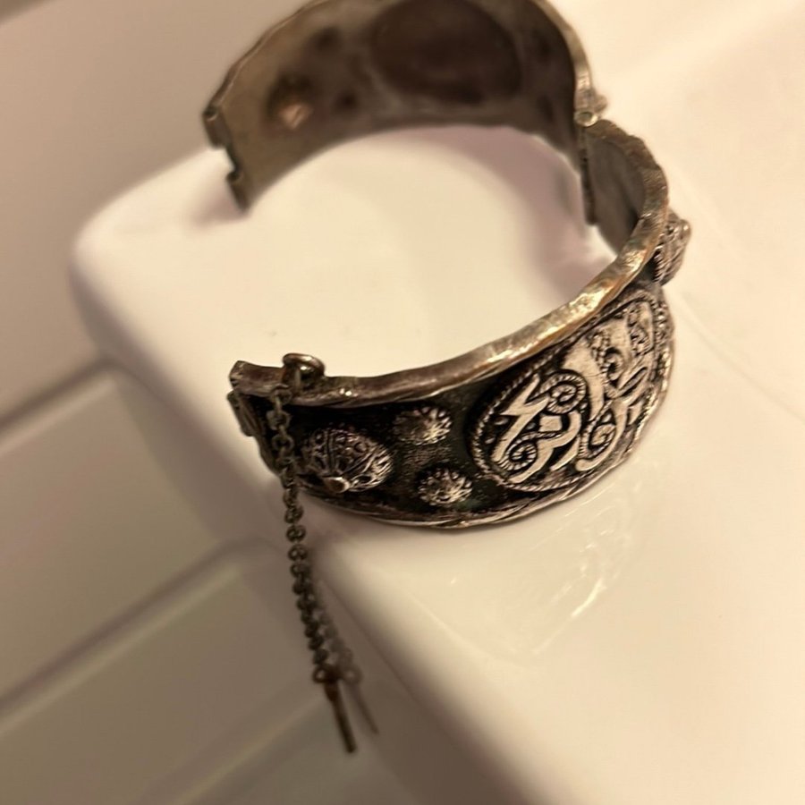 Vintage gammalt armband med vikingastil