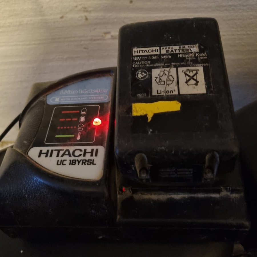 Hitachi UC 18YRSL Laddare och batteri