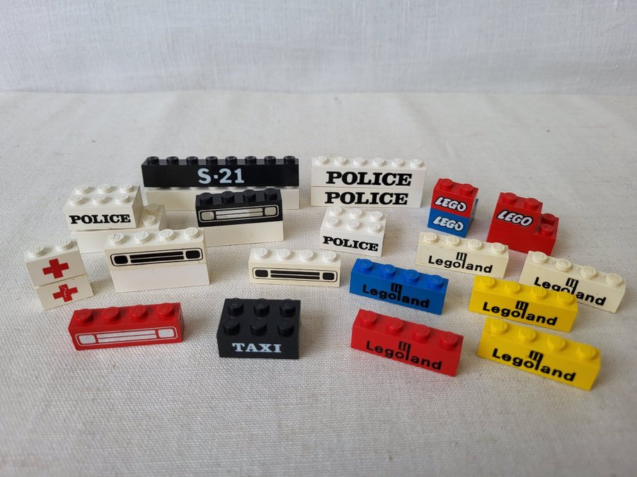 Legobitar med text,polis,taxi,Legoland,bilfronter mm.,äldre.