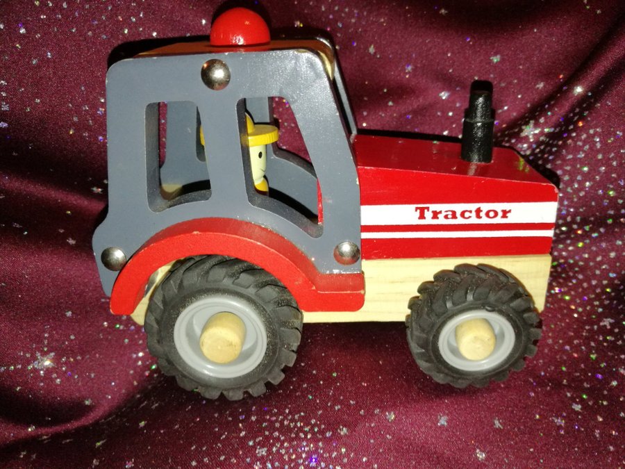 Trätraktor med figur