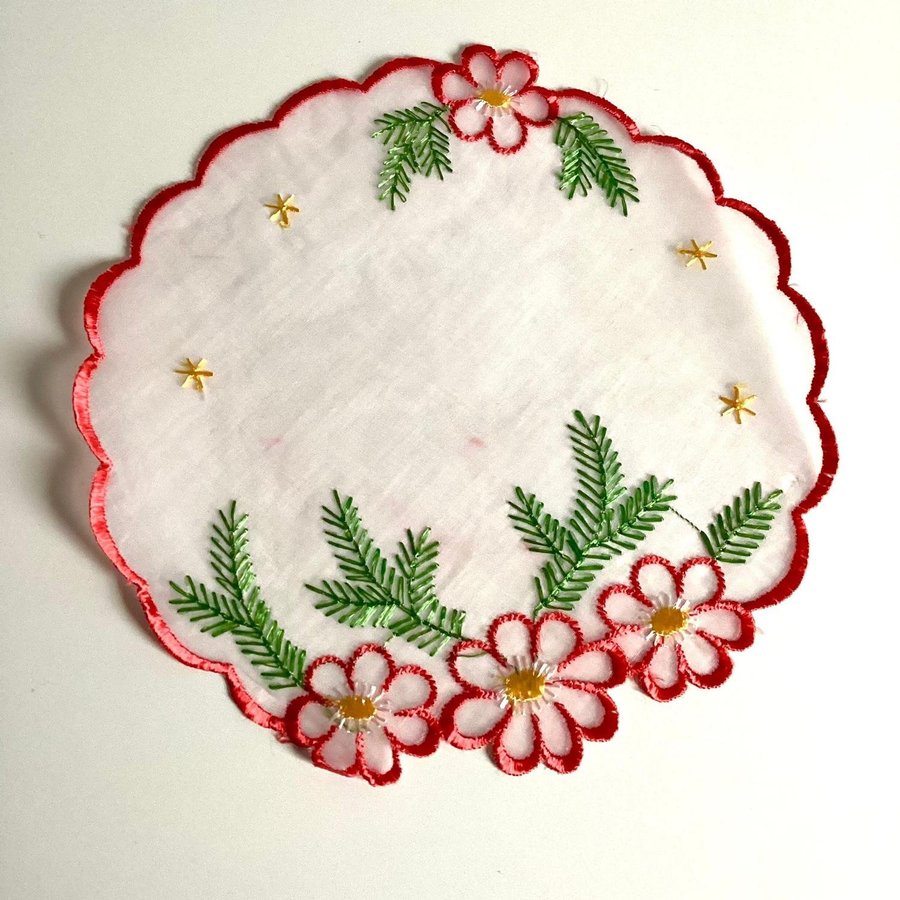 Julduk med broderade blommor och grankvistar Broderad på glasmoll 22 cm Duk Jul