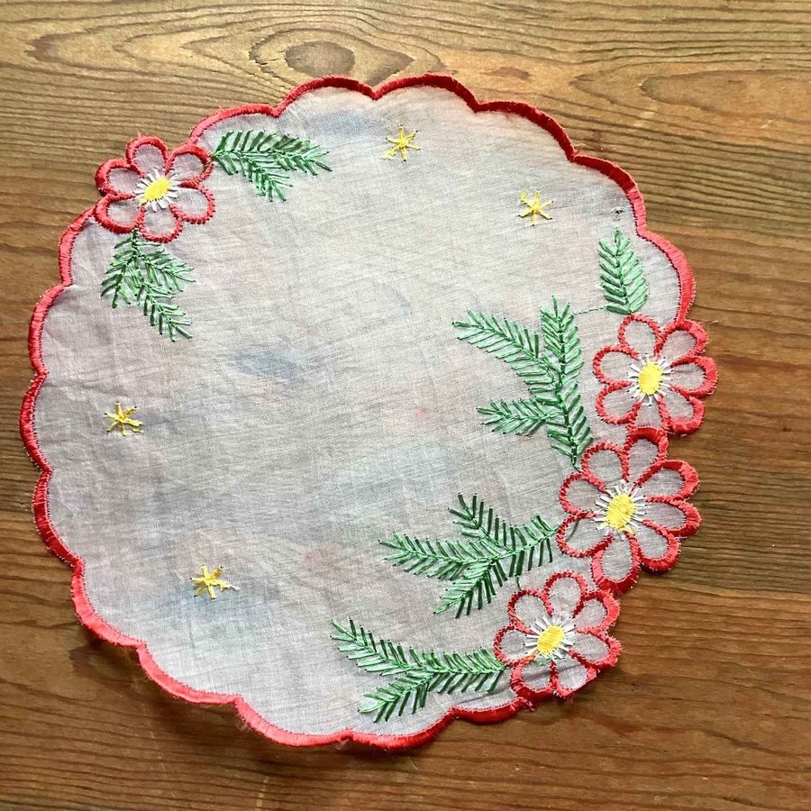 Julduk med broderade blommor och grankvistar Broderad på glasmoll 22 cm Duk Jul