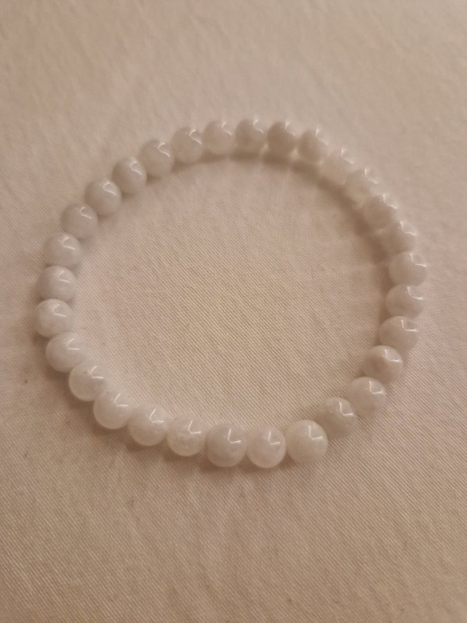 Vit moonstone beads armband