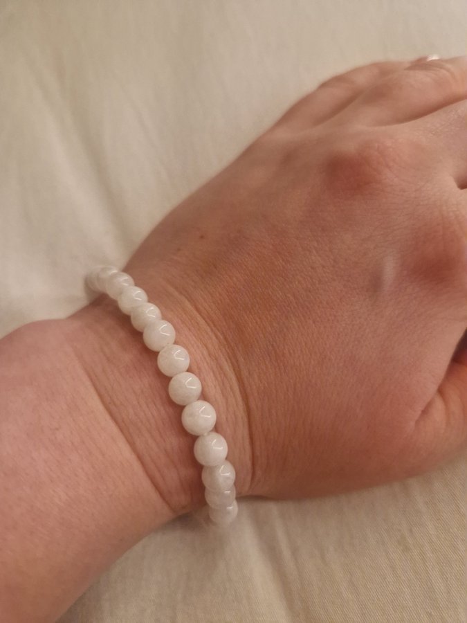 Vit moonstone beads armband