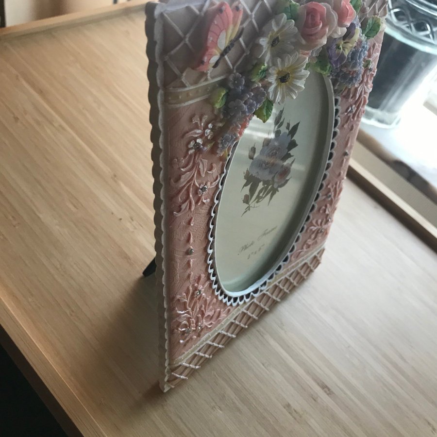 Foto frame dekoration i sten tyngre ram med blommor med stöd.