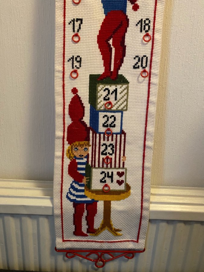 Adventskalender broderad i korsstygn