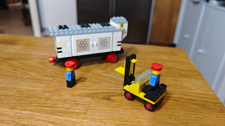 Lego 147 Refrigerated Wagon (1976)