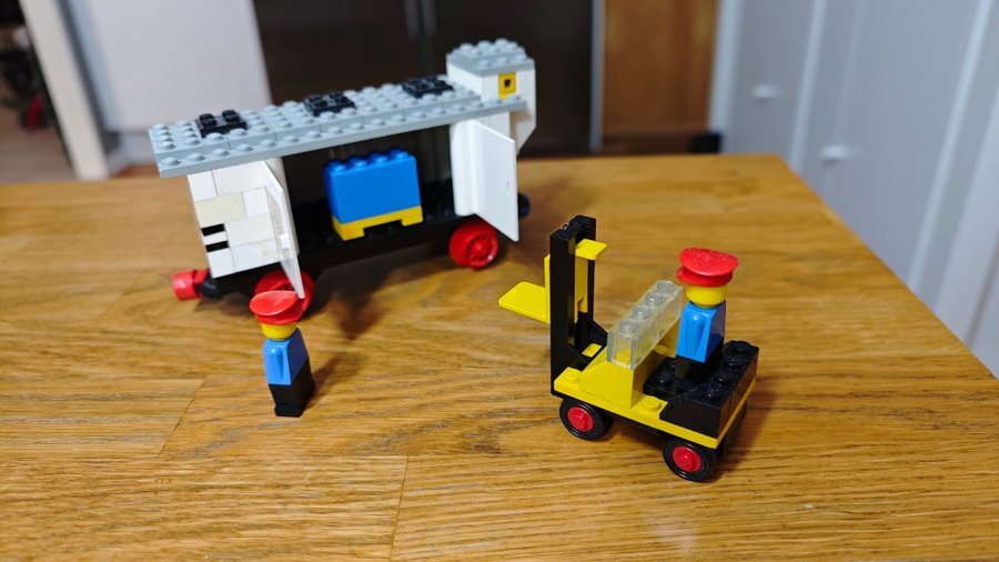 Lego 147 Refrigerated Wagon (1976)