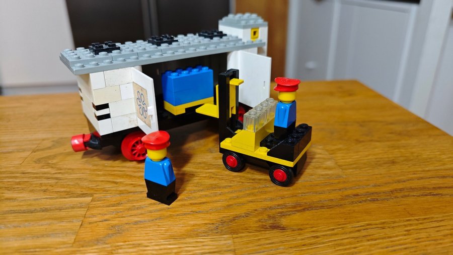 Lego 147 Refrigerated Wagon (1976)