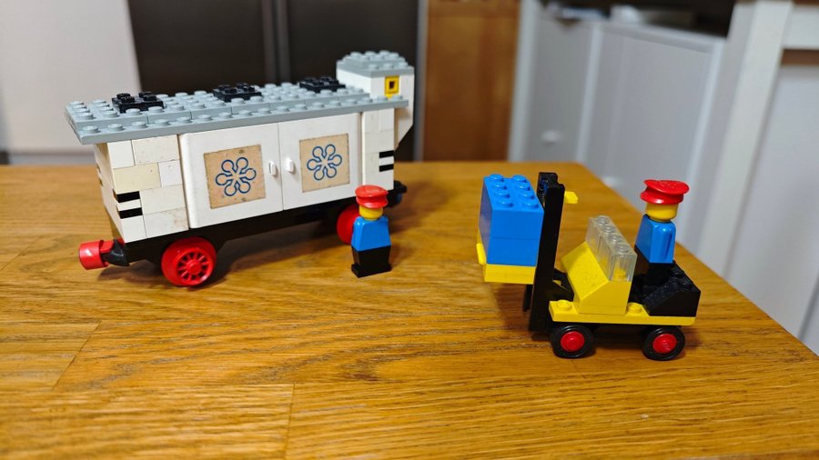 Lego 147 Refrigerated Wagon (1976)