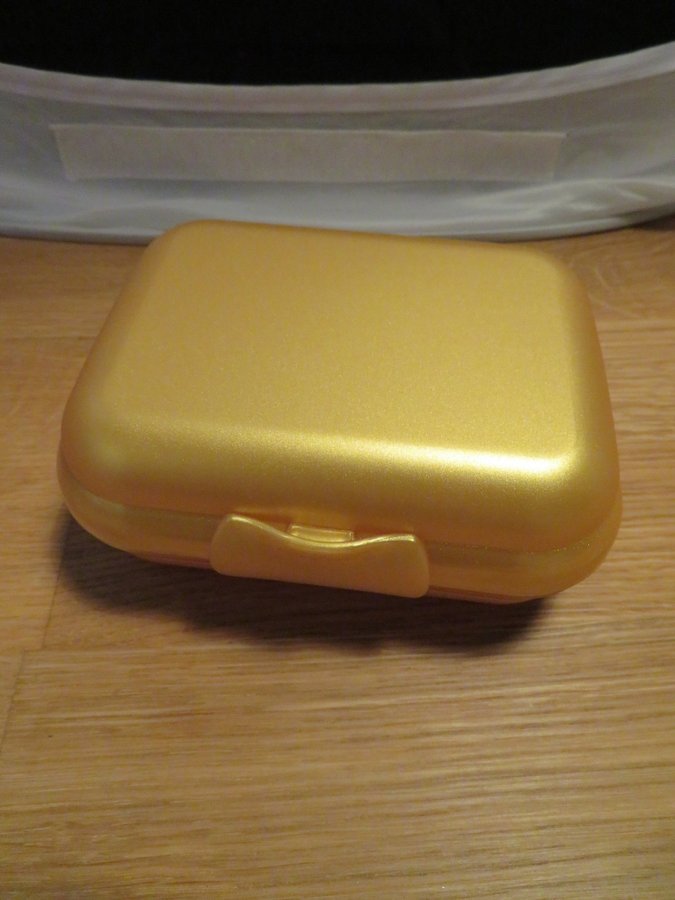 *** Tupperware mellan babuska, guldfärgad (NY) ***