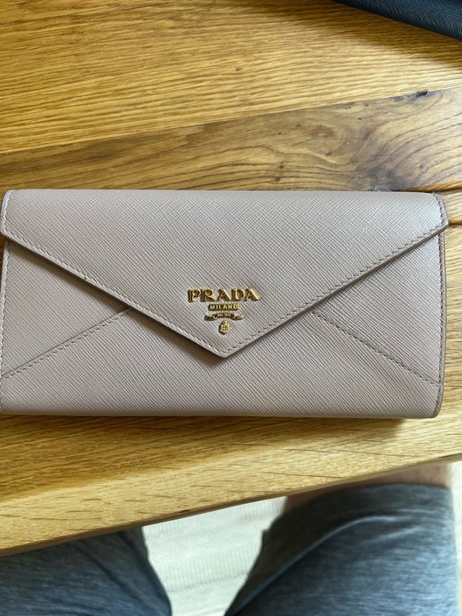 Prada long saffiano wallet plånbok