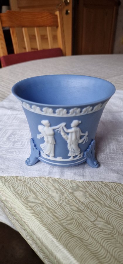 1 kruka liknar Wedgwood möjligen tysk ljusblå märkt 1909