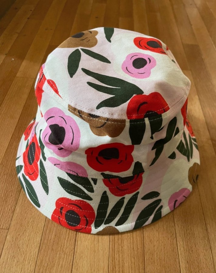 Marimekko x Uniqlo Ruukku rosa blommig bucket hat hatt solhatt