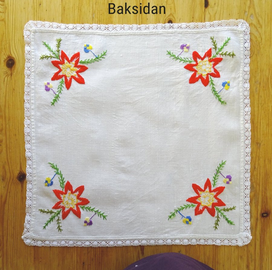 Retro. Liten handbroderad julduk kantad med spets, 42x42 cm.