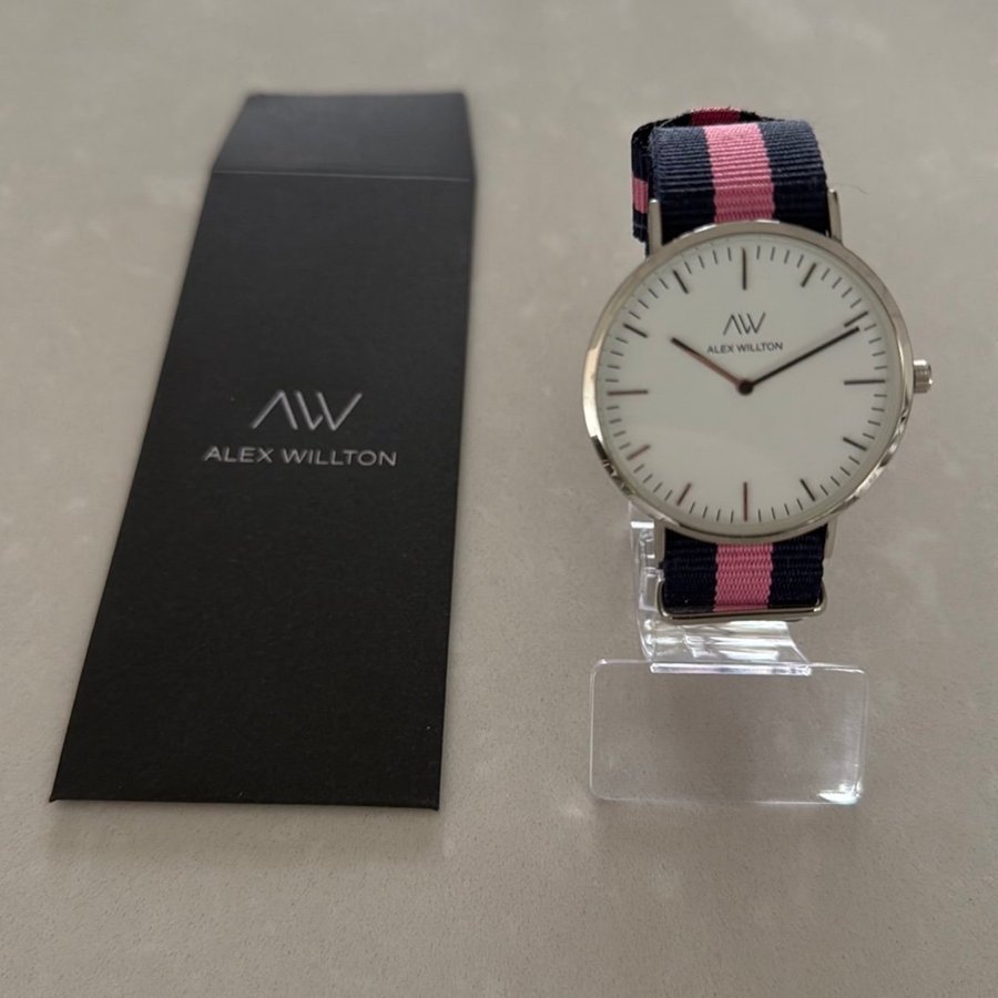 ALEX WILLTON WATCH Brighton 40 mm Silver med Blå Rosa Nato Band