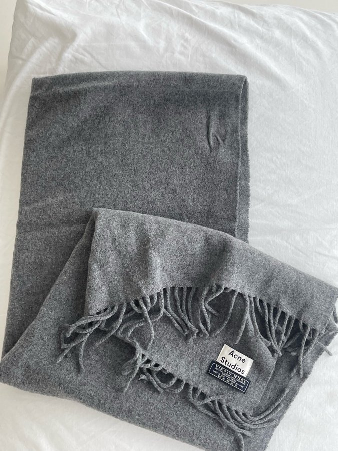 Acne studios Halsduk 100% virgin wool i en grå färg