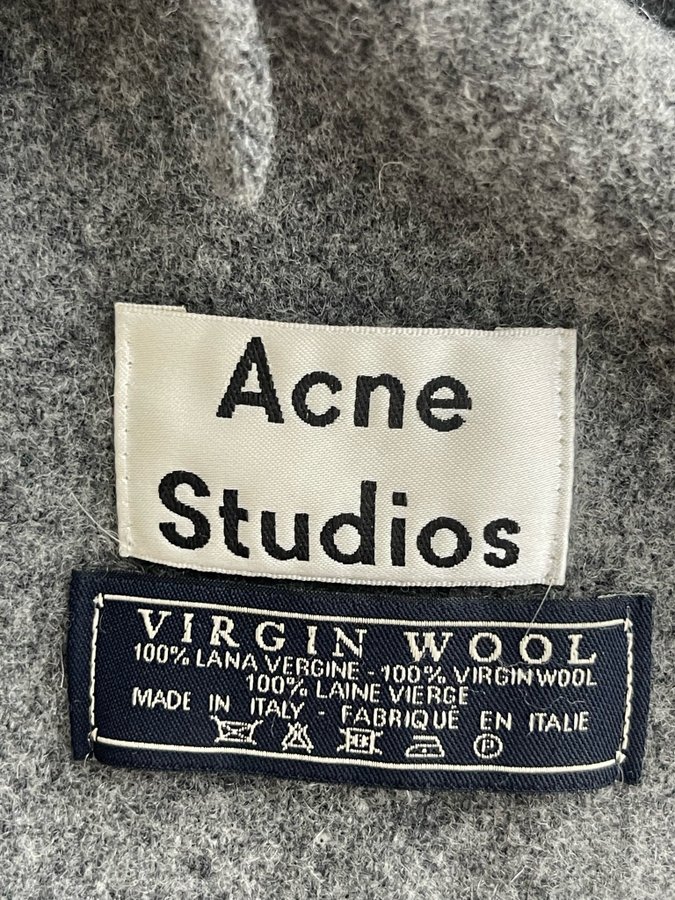 Acne studios Halsduk 100% virgin wool i en grå färg