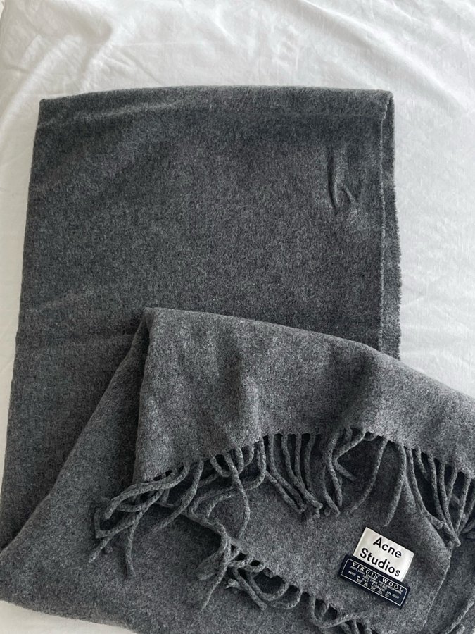 Acne studios Halsduk 100% virgin wool i en grå färg