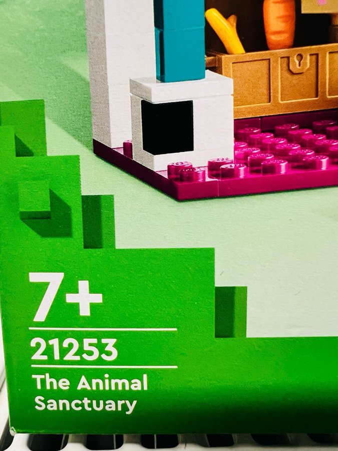 LEGO Minecraft 21252 The Armoury  21253 The Animal Sanctuary