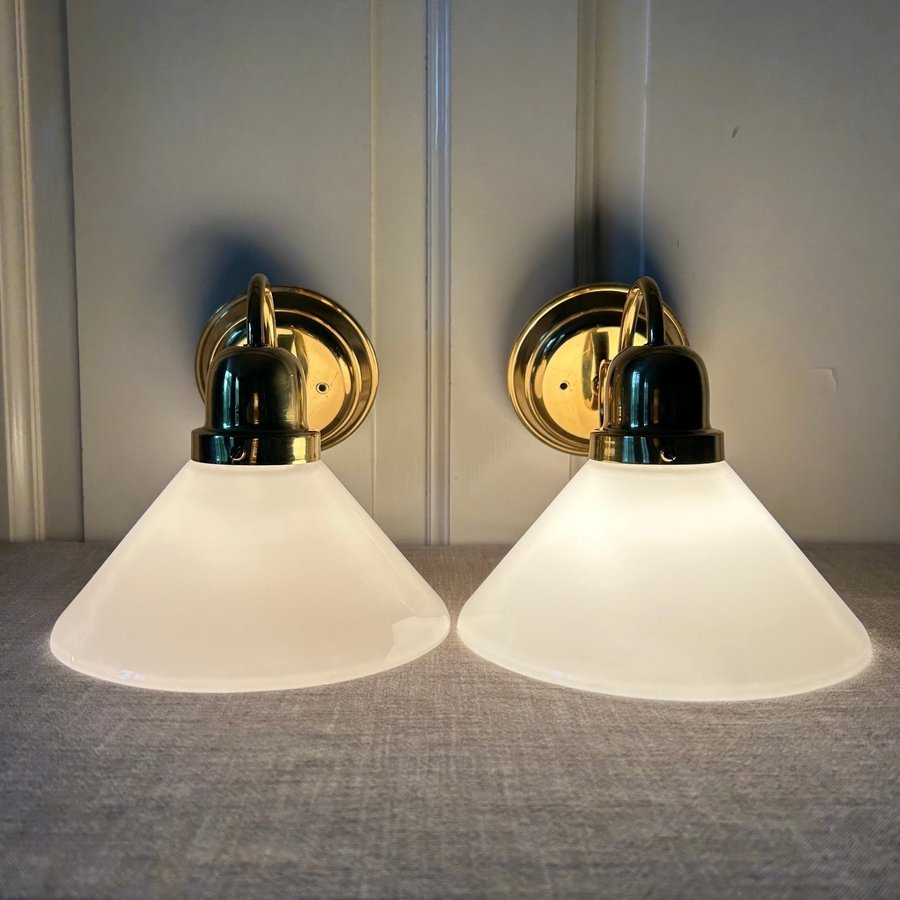 Paret Skomakarlampa Vägglampa Sänglampa MÄSSING Opalinglas Lampa Retro