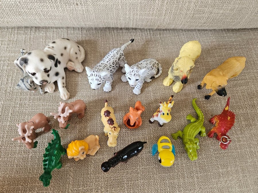 Små djur figurer djurfigurer bondgård safari lek hund krokodil dinosaurie älg