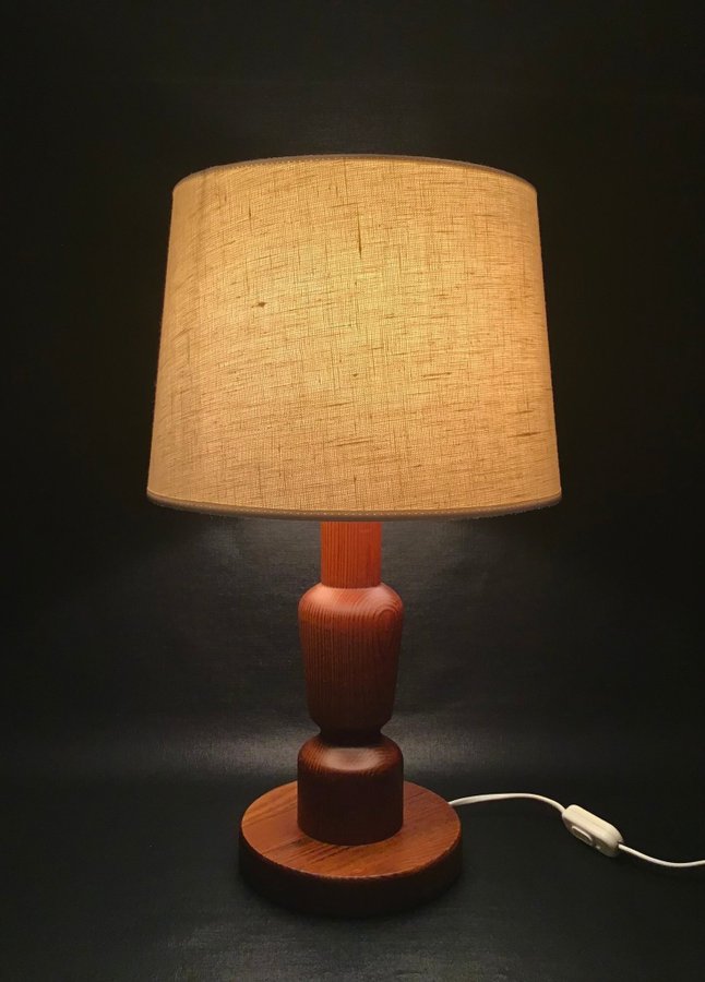 Stor - Vacker, Bordslampa i naturlig furu, vit skärm, Mark Slöjd, Model nr. 1578