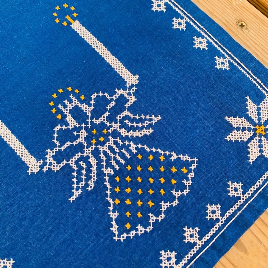 Vacker äldre handbroderad julduk, 60x26cm, mycket gott skick