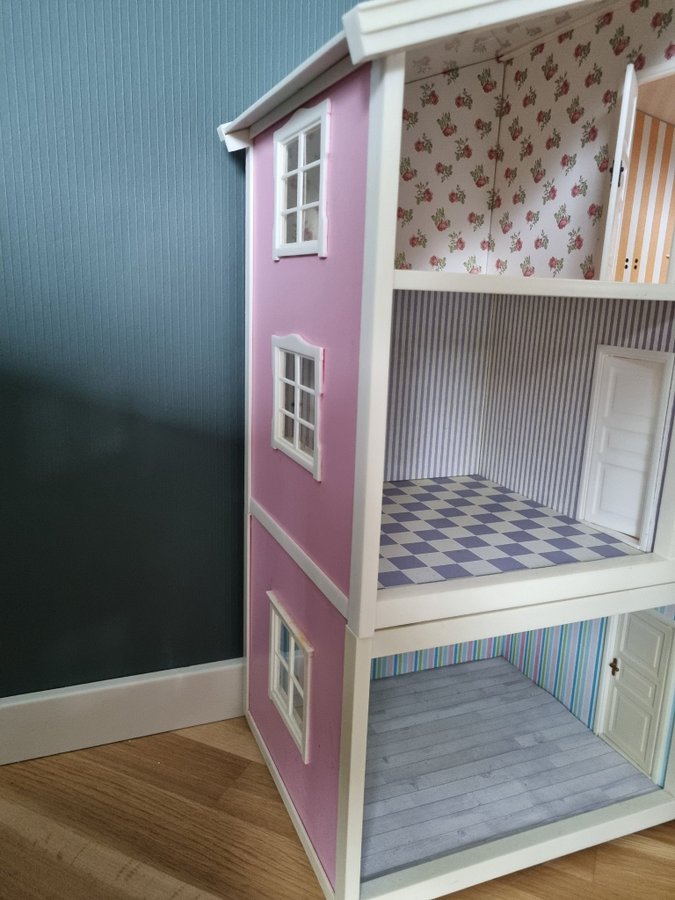 Fint Lundby dockhus med extra våning. Ommålat i rosa utvändigt.