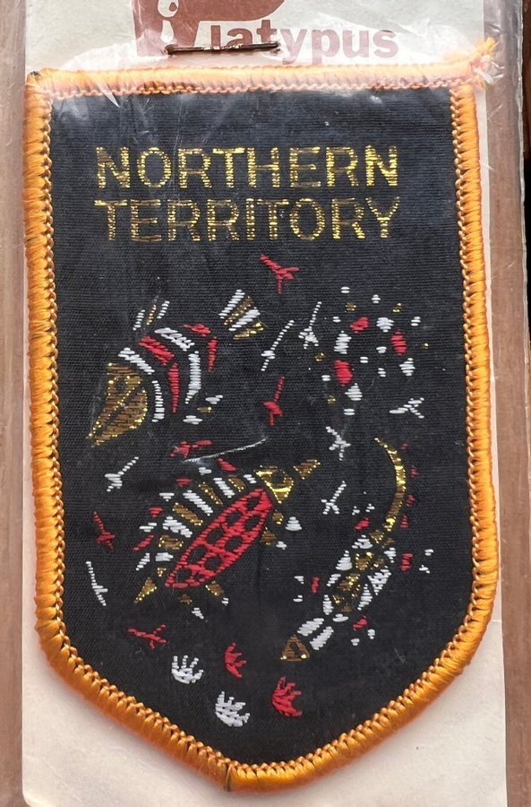 NYA tygmärken “ NORTHERN TERRITORY" + "Alice Springs Flynn Memorial" Australien