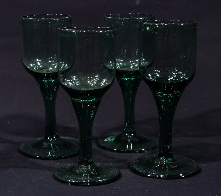 4 vinglas, grönt glas, 17-1800-tal, väder i benet