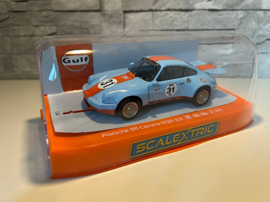 Scalextric C4304 Porsche 911 Carrera RSR 3.0 Gulf Edition