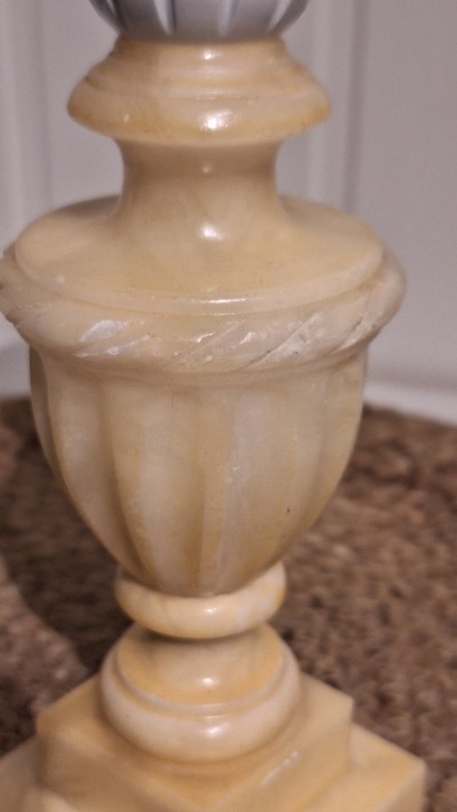 Italiensk handgraverad Alabaster bordslampa