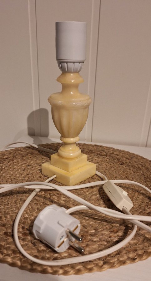 Italiensk handgraverad Alabaster bordslampa