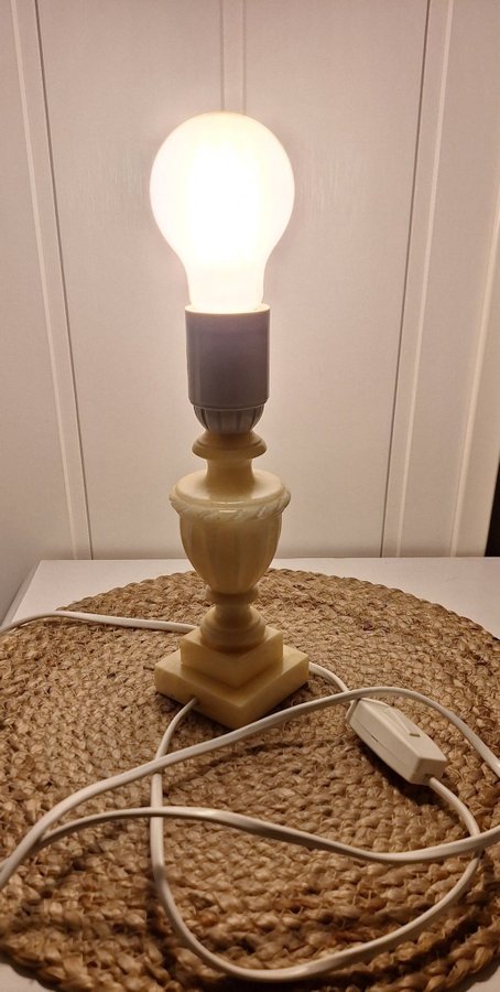 Italiensk handgraverad Alabaster bordslampa