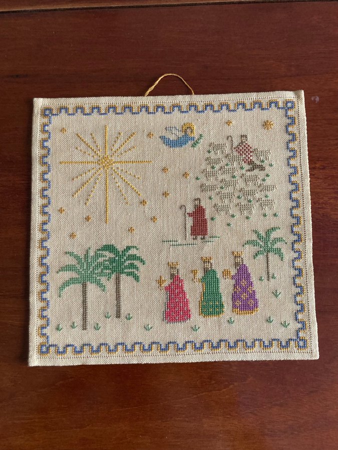 Julmotiv i små korsstygn, väggprydnad. ca. 22 x 21 cm