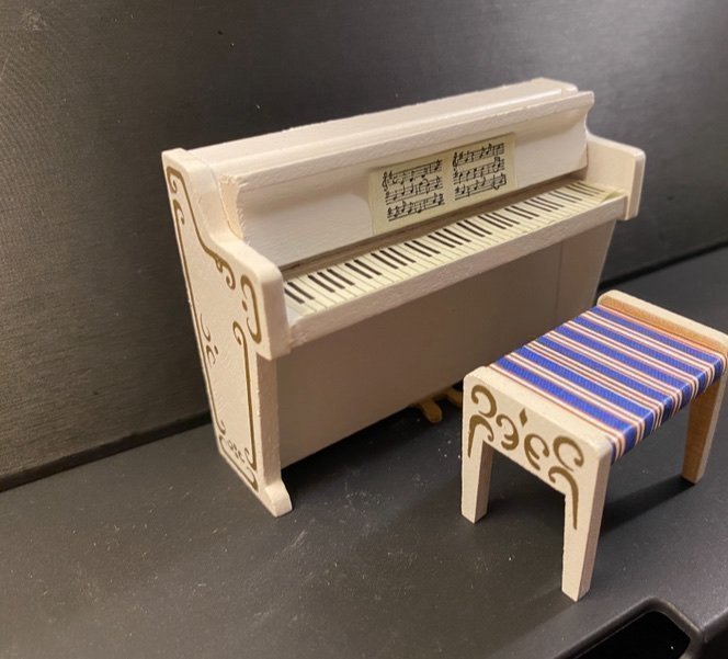 Miniatyrpiano med pall