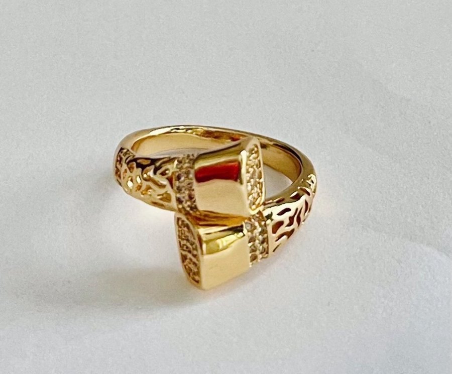 24 k Guld Pläterad Ringa med Diamentor Size 8 and 9 available