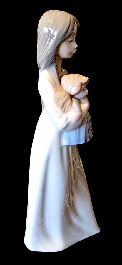 Lladro.Nao Figur - Flicka med docka