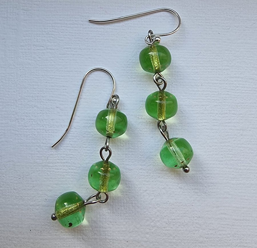 Örhängen m pärlor av URANGLAS stål silver grön URANIUM glass earrings green