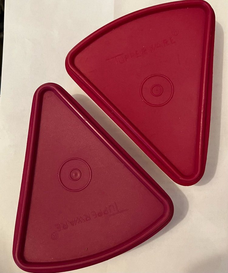 TUPPERWARE 2st SANDWICH FÖRVARINGSBURK TREKANTIGA RÖD LOCK LÅDA PLAST SANDWICH