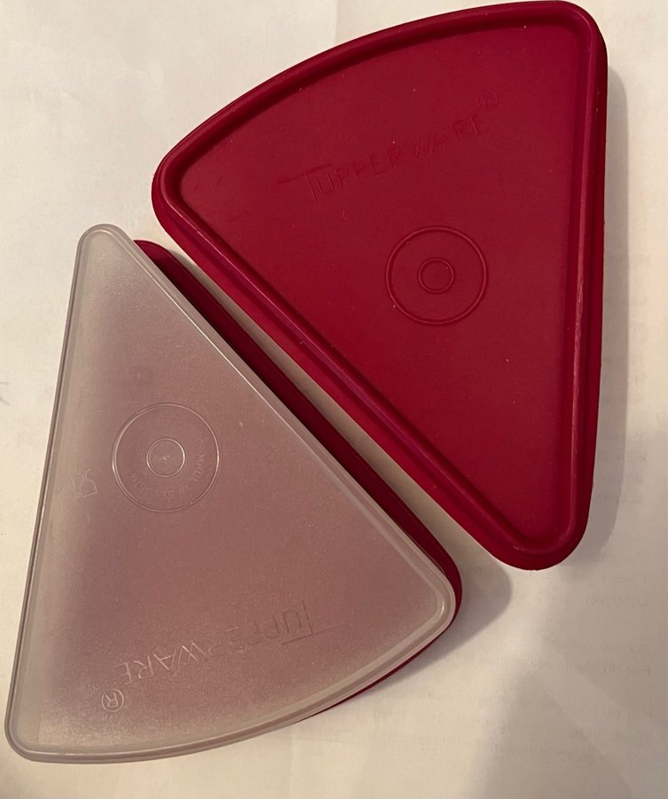 TUPPERWARE 2st SANDWICH FÖRVARINGSBURK TREKANTIGA RÖD LOCK LÅDA PLAST SANDWICH