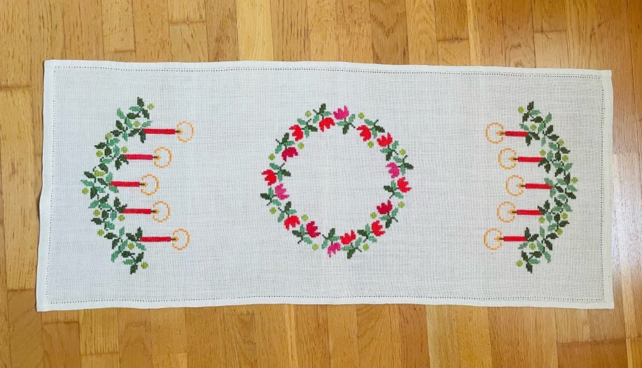 Broderad julduk / löpare ljus  blomsterkrans