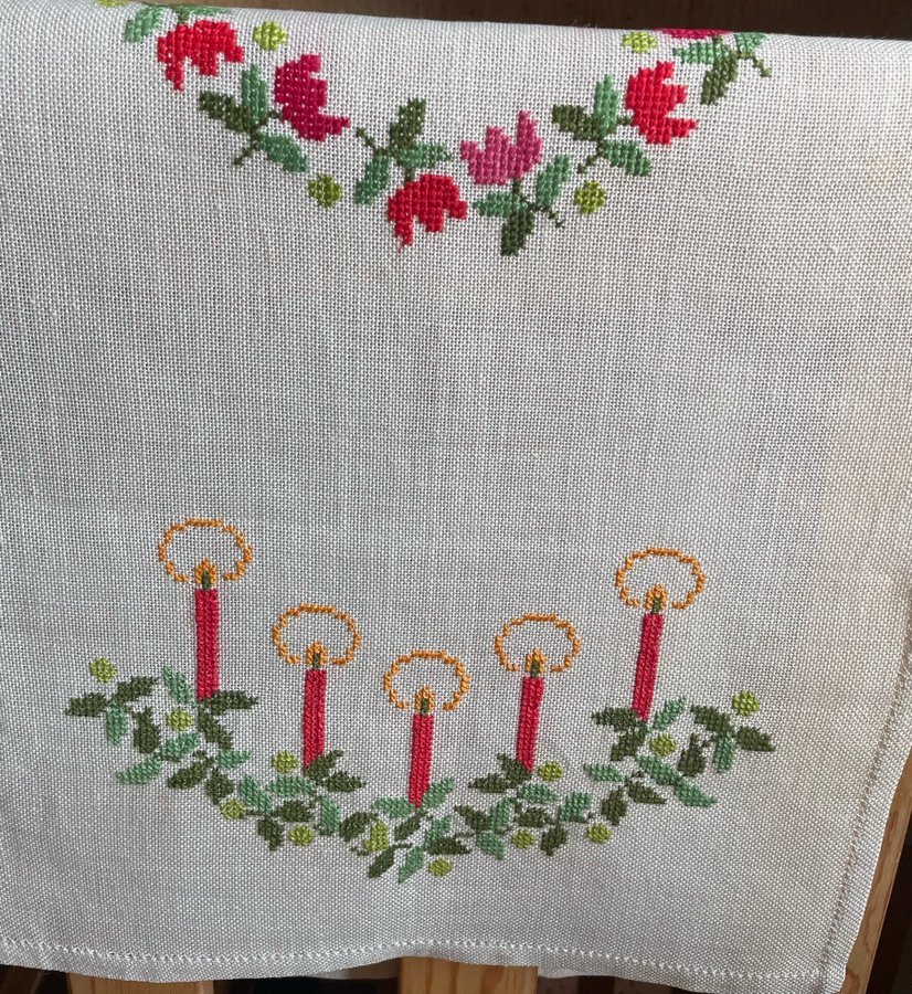 Broderad julduk / löpare ljus  blomsterkrans