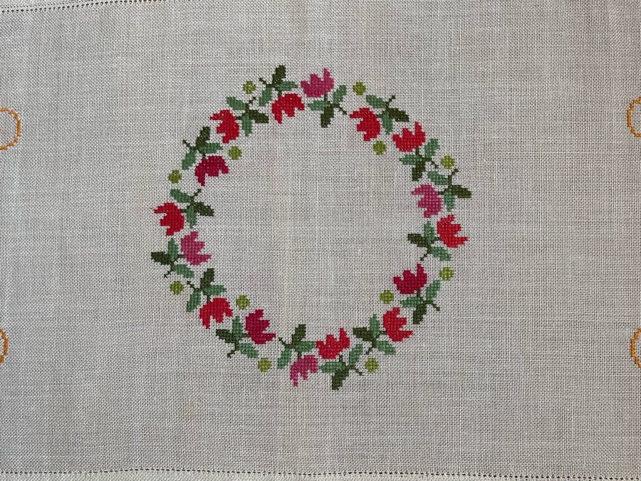 Broderad julduk / löpare ljus  blomsterkrans