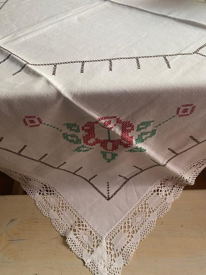 Handbroderad duk bordsduk spets sommarblom