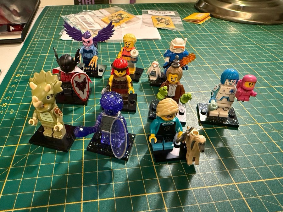 ”Lågt pris” Lego 10 stycken minifigurer Cmf 26 Rymden 4 och cmf 25