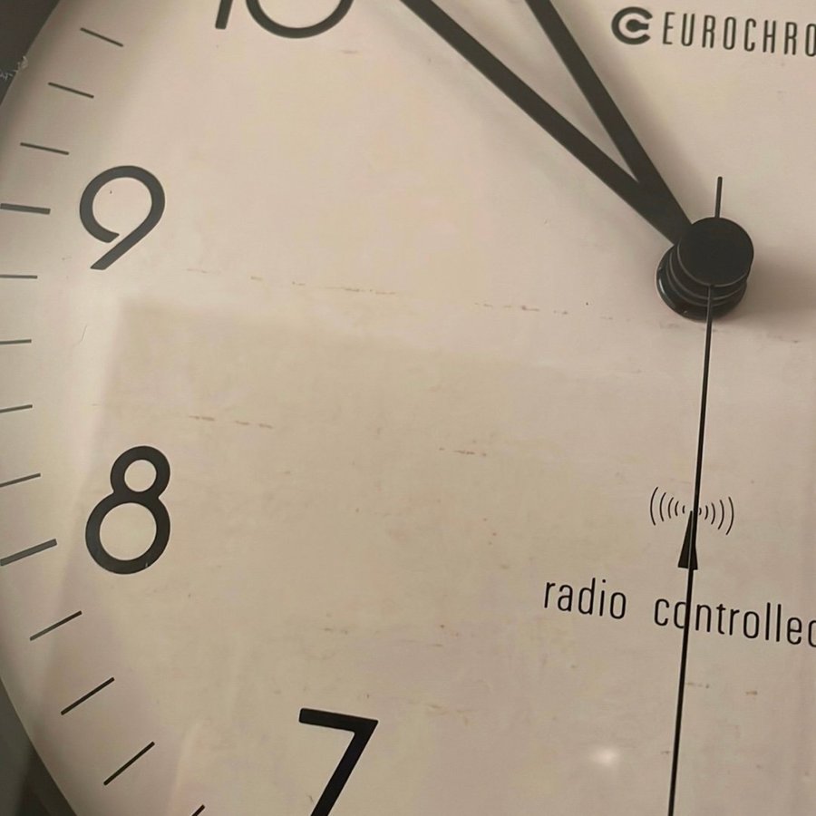 Radiostyrd väggklocka Eurochron