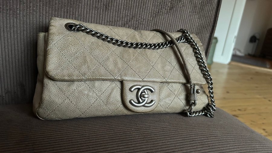 Cross-body Chanel taske